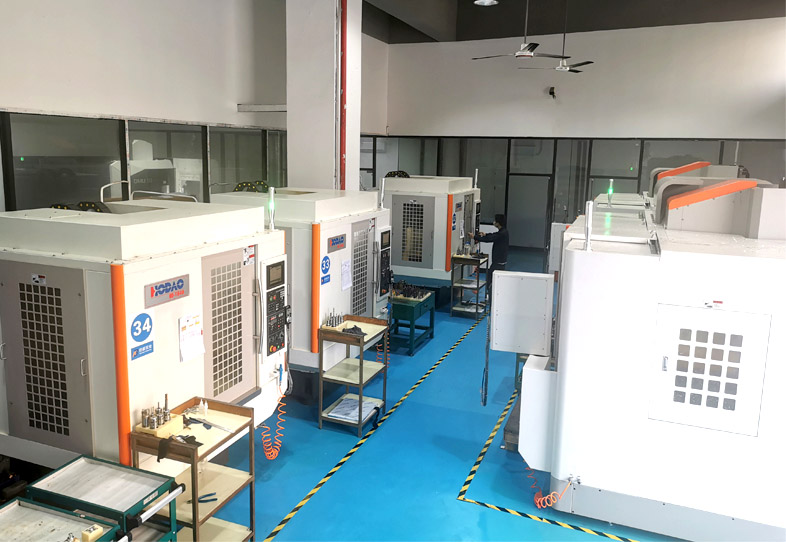 製造における従来の鋳造技術と比較して、ラピッドプロトタイプ鋳造方法を使用する利点は何ですか?